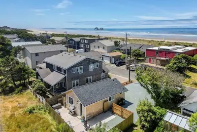 Image de Stylish Home with Fire Pit and Bbq one Block from the Beach