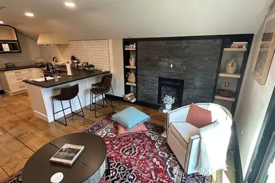 Image de Beautifully appointed 1-bedroom garage apartment in Barnard with WiFi and A/C!