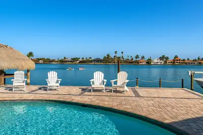 Image de Dolphin Cove Villa •Gulf Access Waterfront •Heated Pool & Hot Tub •Game Room