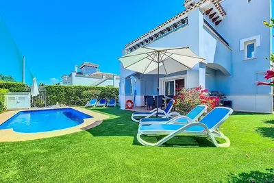 Image de Villa avec piscine privée et vue sur le golf
