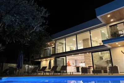 Image de Villa luxueuse contemporaine avec piscine