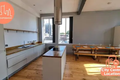 Image de City Centre Flat sleeps 14  by City SuperHost