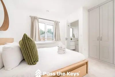 Image de Pass the Keys | Modern Townhouse with Garden and Parking in Ascot