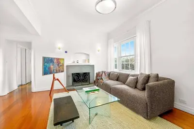 Image de 2br Art Deco Apt - A Hidden Gem in East Melbourne!