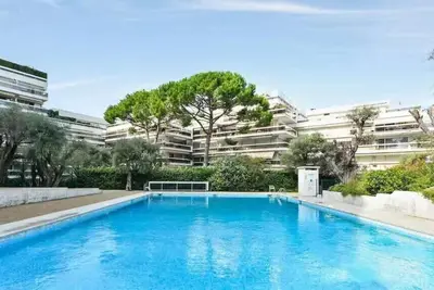Image de Studio avec piscine - proche plage