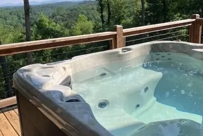 Image de Elegant Mountain Escape - Luxe Cabin w/ Hot Tub, Firepit & Dog Friendly