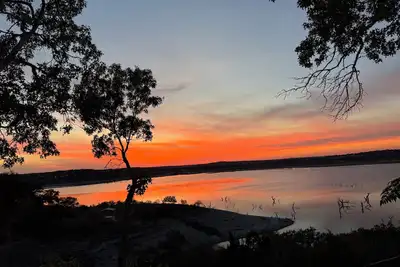 Image de Hill Country Haven-Lake Front/Sunsets/Hot Tub/Deer