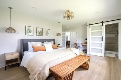 Image de Gorgeous New Albany home w/ king suite, gym, private acre lot and fire pit!