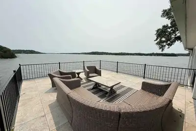 Image de Panoramic Paradise – Lakefront Home for 15 w/ Game Room, Pool