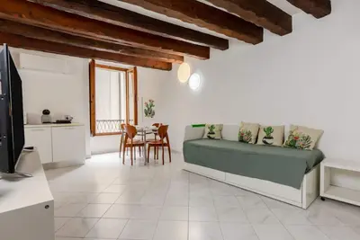 Image de Comfortable 55 sqm studio apartment, capable of hosting up to 4 people, located on the ground floor of a period building. The property is located in the historic center of Cagliari, within the Castello district, in an area full of services and well connec