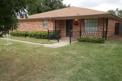 Image de 3-bedroom house in peaceful Wichita Falls with fitness, WiFi, office space.