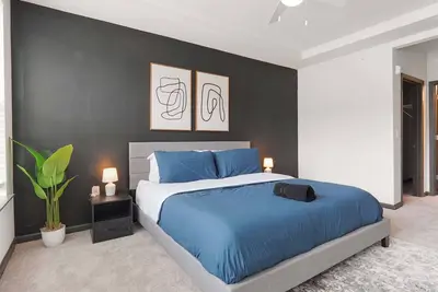 Image de Luxe King 3 Bedroom Suite in North Raleigh!