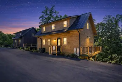 Image de Charming Cabin | Hot Tub • Arcade • Fast WiFi