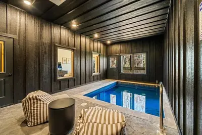 Image de Parkway Pool Oasis | Pool & Hot Tub Game Room