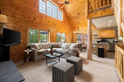 Image de New cozy 4-bedroom cabin 100yrd from golf/ski with WiFi, Ac in brilliant Gaylord