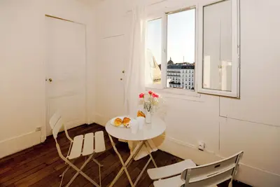Image de Cozy Paris Nest with Iconic Eiffel Tower Views
