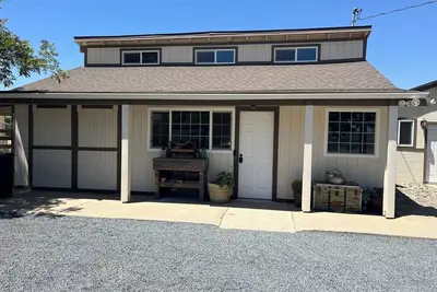 Image de Clean Country Home. 3 bedroom home in a quiet side of Fresno close to amenities.