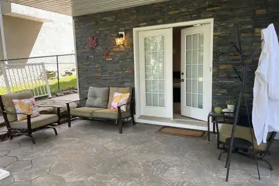 Image de Bright & Cozy Basement Suite | Sleeps 4 | Trails & Hot Tub Nearby