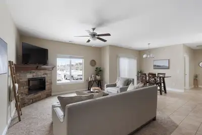 Image de Fantastic Safe w/Amenities 2. 5 Bath Private Garage