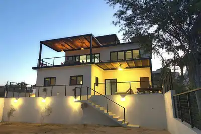 Image de 3-bedroom house. 3 block from downtown, 5 from beach. Stunning Ocean Views. Pool
