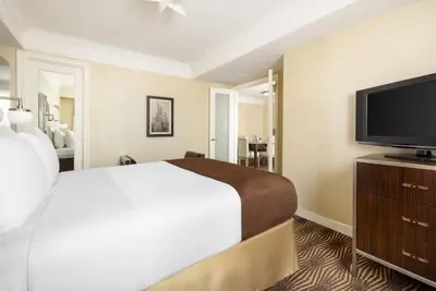 Image de The New Yorker Hotel | Queen Bed Suite | Graceful Room in Prime Location