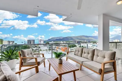 Image de Stylish Apartment with City Views, Pool, and Walkable Cairns Location