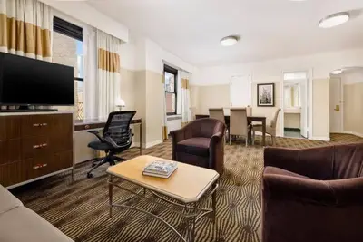Image de Bright and Airy Hotel Room at the Heart of Nyc’s Energy and Buzz