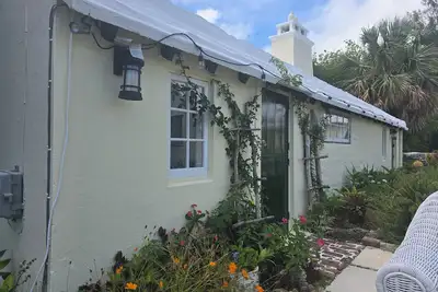 Image de Charming Historical 1-bedroom cottage in central Bermuda with WiFi, Ac