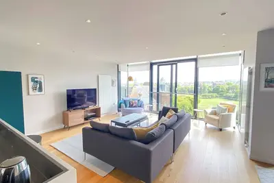 Image de Exceptional city living with breathtaking views. Sleeps 4.