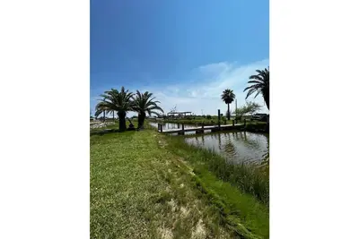 Image de Private Rv Pad w/fishing access close to beach!