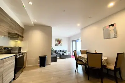 Image de New Central Ambleside Garden suite in We st Van couver