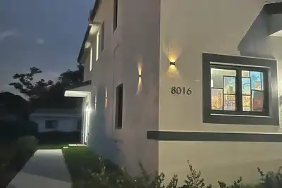 Image de 3-bedroom house in beautiful Miami with WiFi, Ac. Live the beach life!