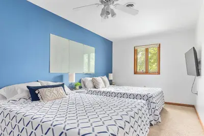 Image de Charming home near the lake with a scenic trail to watch sunsets.