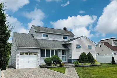 Image de Cozy 3-Bedroom House in Farmingdale! Near Bethpage Black, Village and Train!