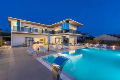 Image de Villa Sara for 10 people near Novigrad with sea view and salt- water pool