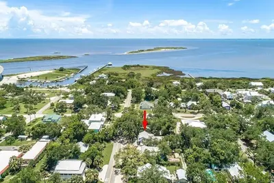 Image de Historic Coastal Retreat: 3‑Br Cape Cod Cottage w/ Courtyard, Porch & Bay Access