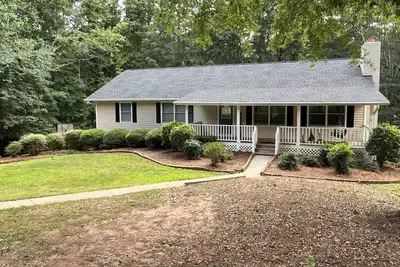 Image de Spacious and quiet lakehouse with dock on Lake Hartwell