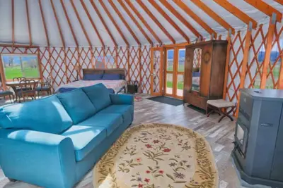 Image de Enchanting yurt in secluded mountain view setting
