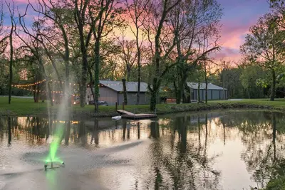 Image de Secluded Barndominium Paradise 15 acres in Kc