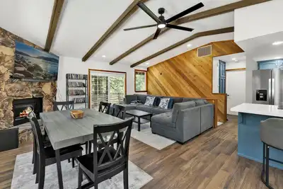 Image de The Fox Den Big Bear ~ Modern Mountain View Retreat w/ Hot Tub