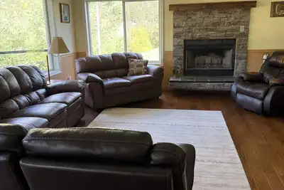 Image de Spacious 5 bedroom Riverfront Retreat Hot Tub, Sauna & Family Fun, WiFi & More!