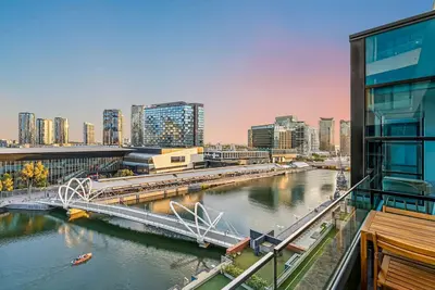 Image de Waterfront in Docklands • Walk to Crown & Marvel