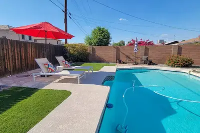 Image de Vintage Vault - Spacious 4 Bedrooms House w/ Pool - 8 Min to State Farm Stadium