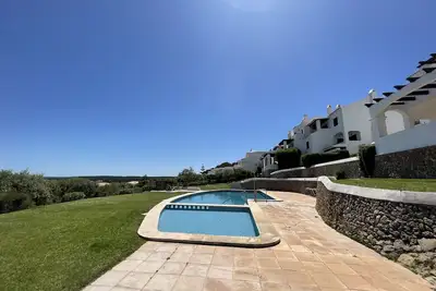 Image de Bel appartement avec piscine et vue mer