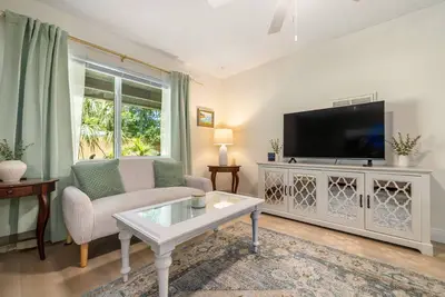Image de 2 Bedroom 1 Bath Unit, Right by Downtown New Port Richey! Grill, Putting Green, Close to Main St!