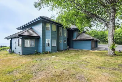 Image de 3-Acre Property: Beachfront Home in Smith River!