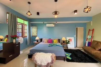 Image de Colorful Charming cottage in tranquil with local touch