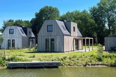 Image de Séjournez confortablement dans cette maison de vacances moderne et récente, offrant une vue magnifiq