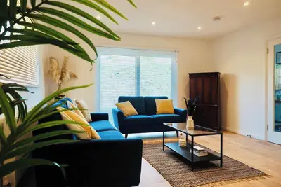 Image de Spacious 3 bedroom Home w Parking in Farnborough
