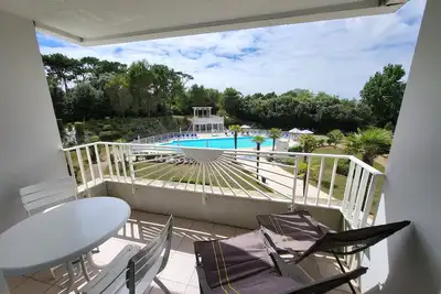 Image de Studio rénové avec piscine et parking, proche plage